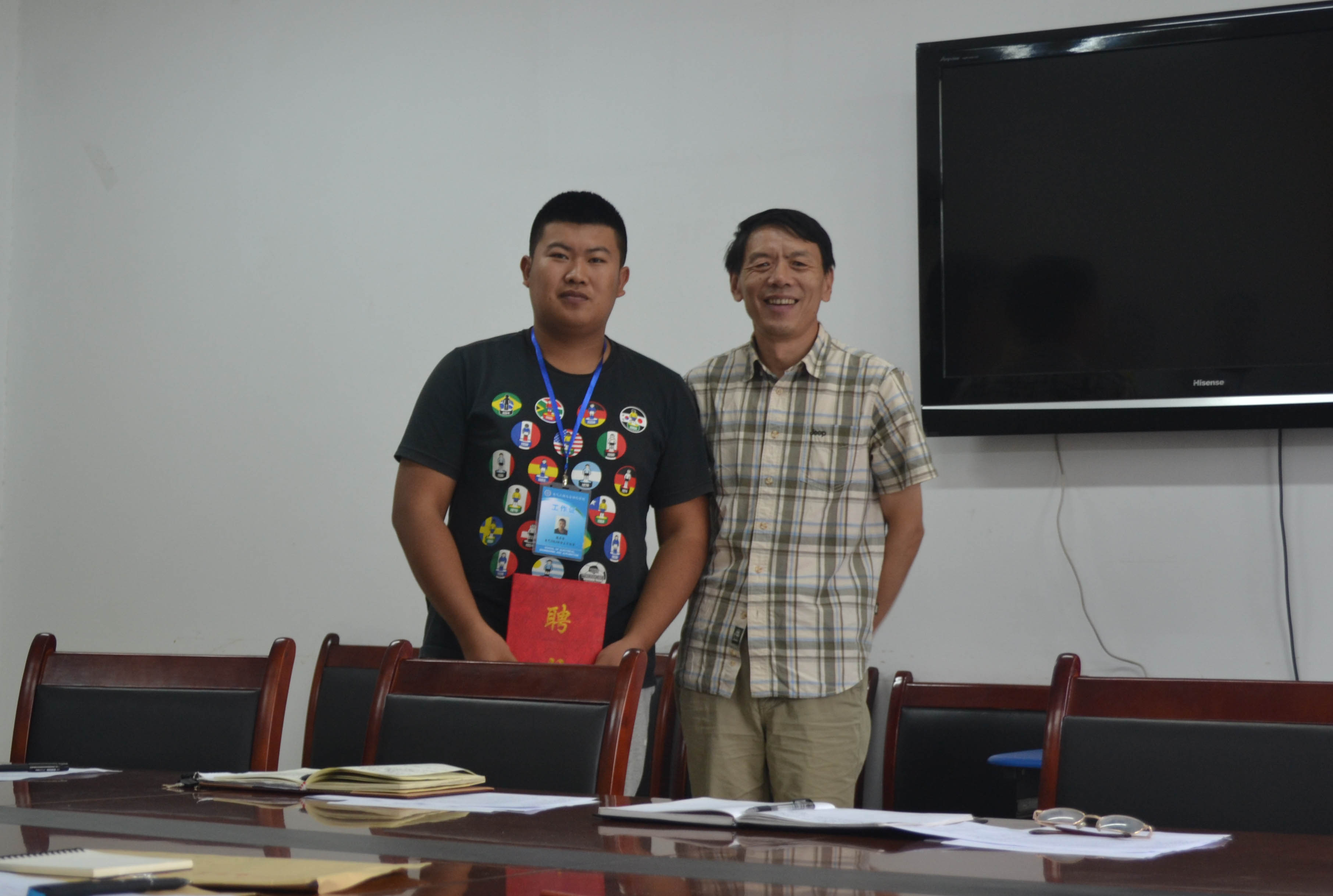 王仁人院长为班主任助理发聘书